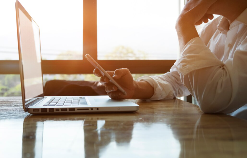 Vendere Servizi Online: Guida Strategica Per Professionisti E Aziende Sulla Vendita Di Competenze E Soluzioni Digitali